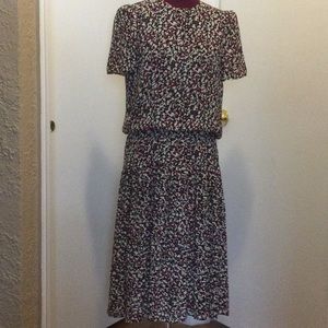 Short sleeve blouson print dress.